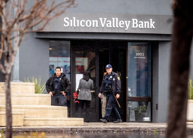 Police officers leave Silicon Valley Bank’s headquarters in Santa Clara, California on March 10, 2023. US authorities swooped in and seized the assets of SVB, a key lender to US startups since the 1980s, after a run on deposits made it no longer tenable for the medium-sized bank to stay afloat on its own.,Image: 761895690, License: Rights-managed, Restrictions: , Model Release: no, Credit line: NOAH BERGER / AFP / Profimedia